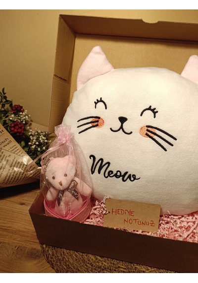 Kutulu Hediye Seti / Kedi Yastık 30cm, Ayıcık Anahtarlık Ve Kalp Şeklinde Tüllü Kutu