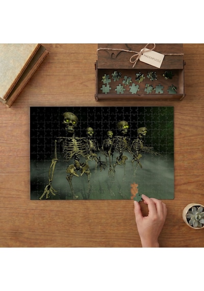 Dumanların İçinde İskeletler Tasarımı 240 Parça Ahşap Puzzle Ahşap Kutuda Mpy20343