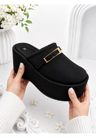 Dabab Shoes Nara Kadın Siyah Sıcak Kürklü Gold Tokalı Kapalı Burun Dolgu Topuklu Platform Terlik Dabab Shoes Nara Kadın Siyah Sıcak Kürklü Gold Tokalı Kapalı Burun Dolgu Topuklu Platform Terlik