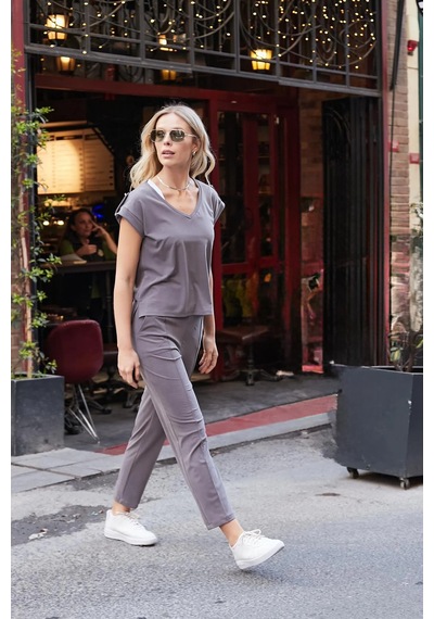Jument Kadın Modal İpeksi Likralı Kumaş V Yaka Duble Kollu Apoletli Yanları Yırtmaçlı T-shirt Bluz-antrasit Antrasit Jument Kadın Modal İpeksi Likralı Kumaş V Yaka Duble Kollu Apoletli Yanları Yırtmaçlı T-shirt Bluz-antrasit Antrasit