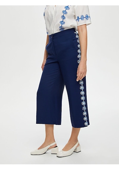 Faik Sönmez Yanları Nazar Boncuğu Baskılı Wide Leg Fit Viskonlu Caprı S25cpr003 Us25cpr00320 Lacivert Faik Sönmez Yanları Nazar Boncuğu Baskılı Wide Leg Fit Viskonlu Caprı S25cpr003 Us25cpr00320 Lacivert