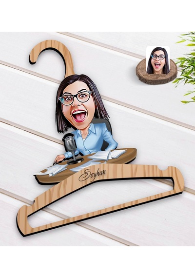 Kişiye Özel Kadın Spiker Karikatürlü Ahşap Elbise Askısı-1 Ahşap