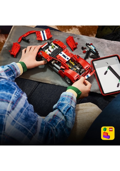 LEGO® Technic Ferrari 488 PISTA Araba 42235 - 9 Yaş ve Üzeri Çocuklar için V8 Motor İçeren Yaratıcı Oyuncak Yapım Seti (882 Parça)