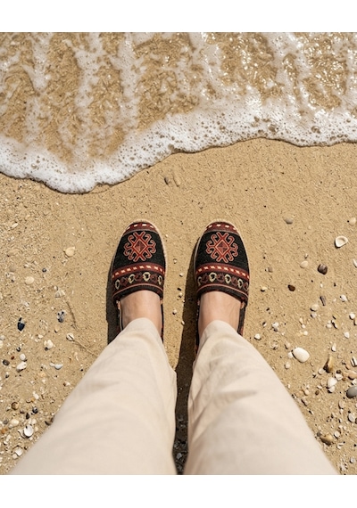 Futsishoes Camellıa Siyah Kilim Desenli Hasır Taban Nakış Detaylı Hakiki Deri Kadın Etnik Desen Espadril Ayakkabı Futsishoes Camellıa Siyah Kilim Desenli Hasır Taban Nakış Detaylı Hakiki Deri Kadın Etnik Desen Espadril Ayakkabı