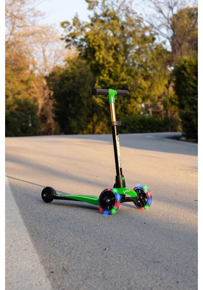 Scooter Yeni Leddy 3tekerli Led Işıklı 2+yaş 50kğ Taşıma Kapasiteli 3kademe Direksiyon Yeşil