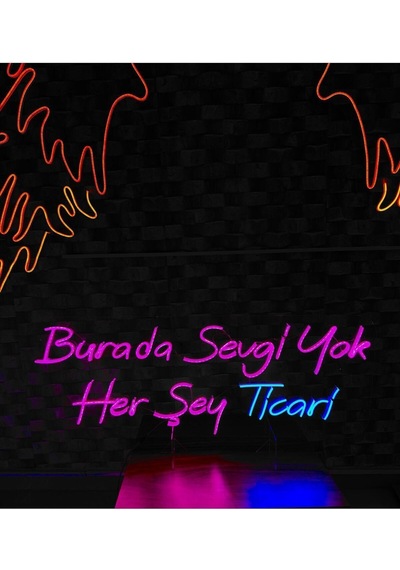 Burada Sevgi Yok Her Şey Ticari Yazılı Neon Tabela Pembe