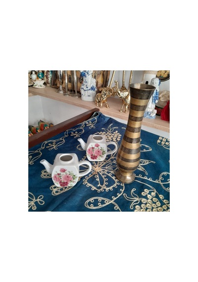 Pirinç Vazo Ve Minyatür Demlikler Çok Renkli Çok Renkli