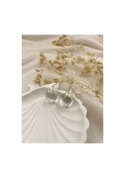 Lunarie Şeffaf Opal Yansımalı Damla Küpe Modern, Minimalist Beyaz
