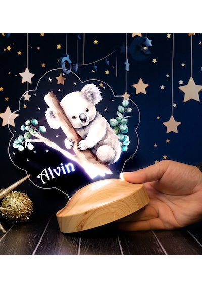 Sevimli Ağaca Sarılan Koala Tasarımlı İsimli Çocuk Odası Gece Lambası, Koala Görselli Bebek Doğum Günü Hediyesi Led Lamba