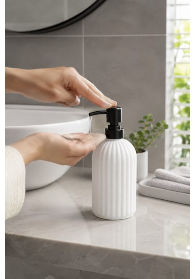 Vovy Çizgili Cam Sabunluk 500 Ml Siyah Pompalı Modern Sıvı Sabun Ve Deterjan Dispenseri - 18,5 Cm X 7 Cm Beyaz