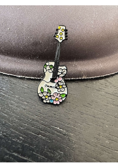 Desenli Çiçekli Gitar Beyaz Rozet Müzisyen Hediye Çok Renkli