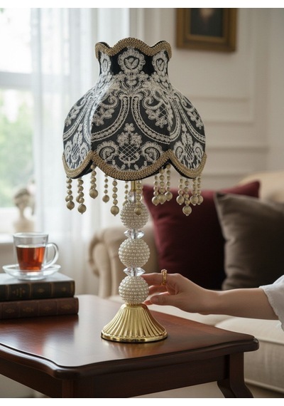 Koyu Füme Fransız Dantel Beyaz İşlemeli Kadife Başlık Gold İnci Ayaklı Klasik Model Abajur 50x25cm