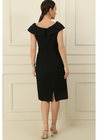 By Saygı Madonna Yaka Aplikli Astarlı Krep Elbise-35916-siyah