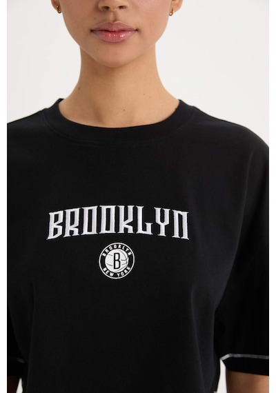 DeFactoFit NBA Brooklyn Nets Cropped Fit Bisiklet Yaka Kısa Kollu Tişört B9953AX25SMBK81