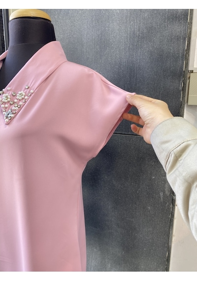 Pera Moda İç Göstermeyen Yakası İnci Ve Taşlı Kısa Kollu Şık Kadın Gömleği Pudra
