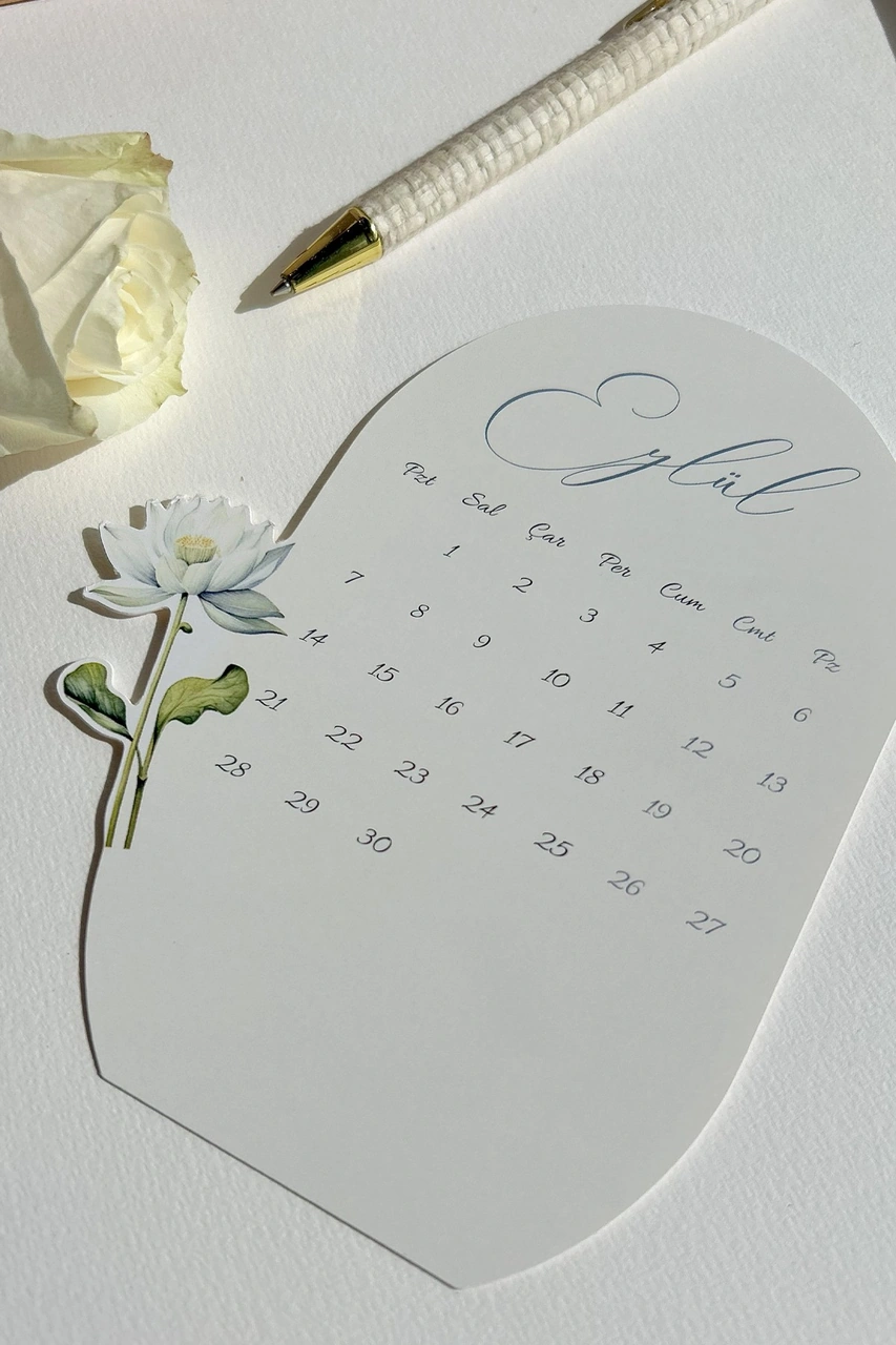 2026 Çiçekli Masa Takvimi 12 Ay Özel Tasarım Ahşap Standlı Dekoratif Takvim 2026 Floral Tasarım