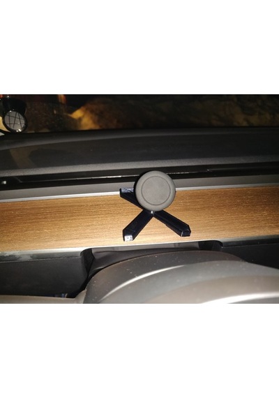 Tesla Model 3 Telefon Montaj Aparatı