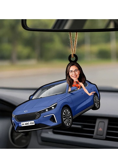 Bk Gift Kişiye Özel Kadın Mardin Renk Togg Karikatürlü Ahşap Plakalı Araba Dikiz Ayna Süsü-1 , Arkadaşa Hediye, Sevgiliye Hediye, Araba Hediyesi Kobit