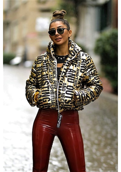 Keyifli Moda Kadın Gold Parlak Yazılı Dik Yaka Kısa Şişme Mont