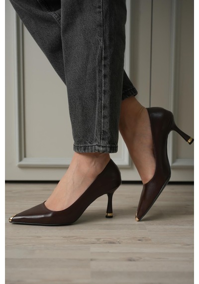 Esatsani Kahverengi Deri Sivri Burun 8 Cm Topuklu Gold Burunluk Detaylı More Stiletto Kadın Ayakkabı Kahverengi Deri Esatsani Kahverengi Deri Sivri Burun 8 Cm Topuklu Gold Burunluk Detaylı More Stiletto Kadın Ayakkabı Kahverengi Deri