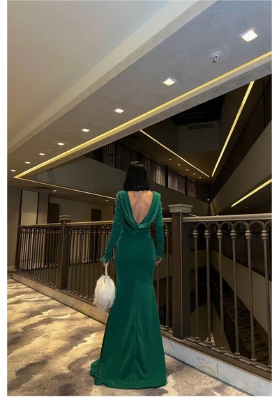 DefyModa Kadın Krep Kumaş Degaje Yaka Dekolteli Abiye Elbise Zümrüt