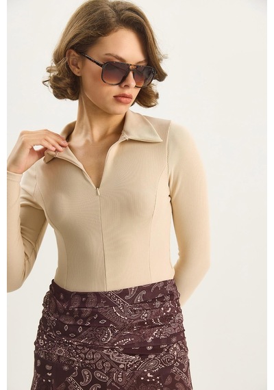 Shade Kadın Vücudu Saran Yarım Fermuarlı Fitilli Likralı Polo Yaka Basic Bluz 8073 60283602 - Bej Shade Kadın Vücudu Saran Yarım Fermuarlı Fitilli Likralı Polo Yaka Basic Bluz 8073 60283602 - Bej