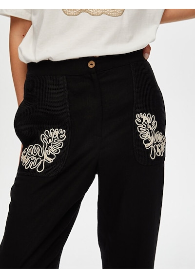 Faik Sönmez Kordone Nakış Garnili File Detaylı Comfort Fit Pantolon S25pnt030 Us25pnt03010 Siyah Faik Sönmez Kordone Nakış Garnili File Detaylı Comfort Fit Pantolon S25pnt030 Us25pnt03010 Siyah