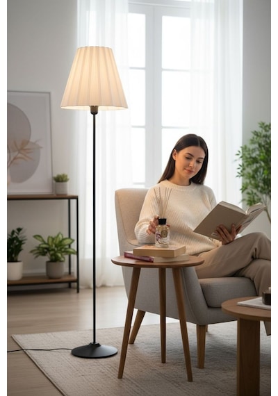 Modern Şık İskandinav Tarz Lambader Metal Ayaklı Salon Oturma Odası Ve Yatak Odası Aydınlatma Siyah