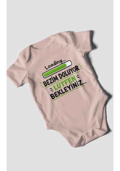 Morivokids Bezim Doluyor Lütfen Bekleyiniz Kısa Kollu Bebek Body %100 Pamuk Pastel Pembe