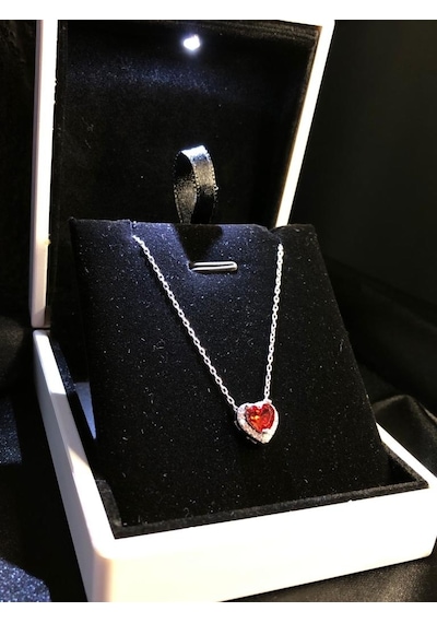 Vog 925 Ayar Swarovski Taşlı S Model Kalpli Kolye Gümüş - Kırmızı Vog 925 Ayar Swarovski Taşlı S Model Kalpli Kolye Gümüş - Kırmızı