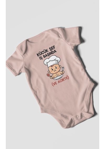 Küçük Şef İş Başında Ve Acıktı Baskılı Bebek Zıbını Çıtçıtlı Body 8 Renk %100 Pamuk Kısa Kol Pastel Pembe