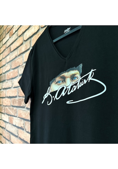 Atatu Rk 10 Kasım 100.yıl Cumhuriyet 1881 1938 Gazi Mustafa Kemal I Mza V Yaka Baskılı Siyah T-shirt 001