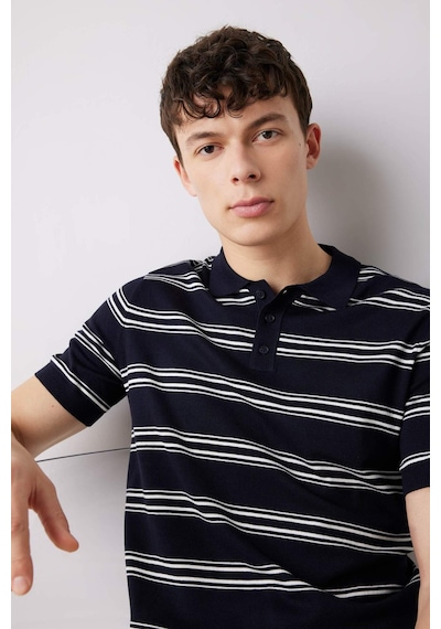 DeFacto Regular Fit Polo Yaka Çizgili Kısa Kollu Yumuşak Tuşeli Triko Tişört E2665AX25SPNV64 DeFacto Regular Fit Polo Yaka Çizgili Kısa Kollu Yumuşak Tuşeli Triko Tişört E2665AX25SPNV64