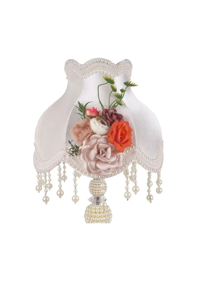 Beyaz Kadife Kaplı Çiçek Dekorlu Başlık Beyaz İncili Metal Ayaklı Klasik Model Abajur 50x30cm