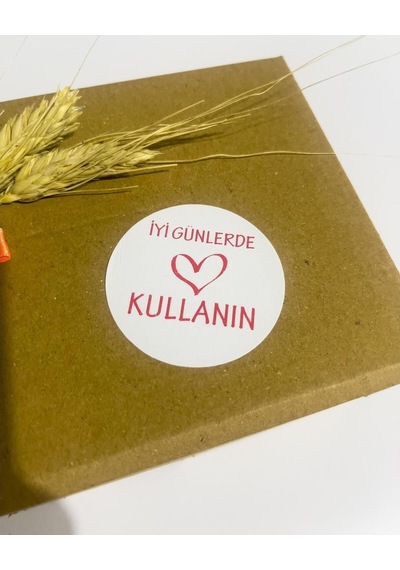 İyi Günlerde Kullanın Kırmızı Yazılı Ortası Kalpli Yuvarlak Yapışkanlı Etiket 4x4 Cm 120 Adet