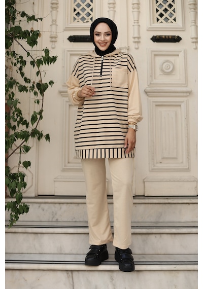 Genel Markalar Moda Efsa Tesettür Giyim Kapüşonlu Ve Önü Yarım Fermuarlı Çizgili 2 İplik Pantalon İle Tunik Takım Bej Bej Genel Markalar Moda Efsa Tesettür Giyim Kapüşonlu Ve Önü Yarım Fermuarlı Çizgili 2 İplik Pantalon İle Tunik Takım Bej Bej