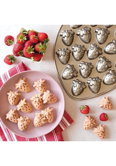 Nordicware Mini Çilekler Kek Kalıbı 92748 Altın