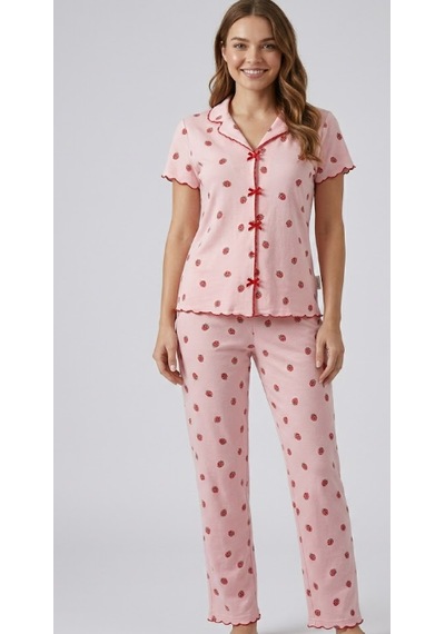 Genel Pembe Zemin Üzerine Çilek Desenli, Önü Fiyonk/düğme Detaylı Ve Kısa Kollu Kadın Pijama Takımı Genel Pembe Zemin Üzerine Çilek Desenli, Önü Fiyonk/düğme Detaylı Ve Kısa Kollu Kadın Pijama Takımı