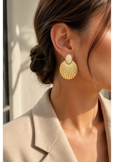Gold Vintage Yelpaze Formlu Krem Taş Detaylı Kadın Küpe 4 Cm Şık Çok Renkli