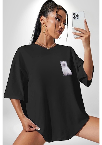Beyaz Yavru Kedi Siyah Oversize Unisex Ön Sol Yan Minimal Baskılı Tişört Koyu Siyah Beyaz Yavru Kedi Siyah Oversize Unisex Ön Sol Yan Minimal Baskılı Tişört Koyu Siyah