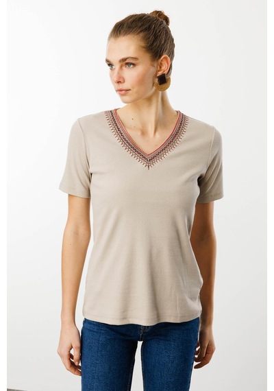 Desen Triko V Yaka Yakası Nakış İşlemeli Pamuklu Kadın T-shirt 25758d Bej