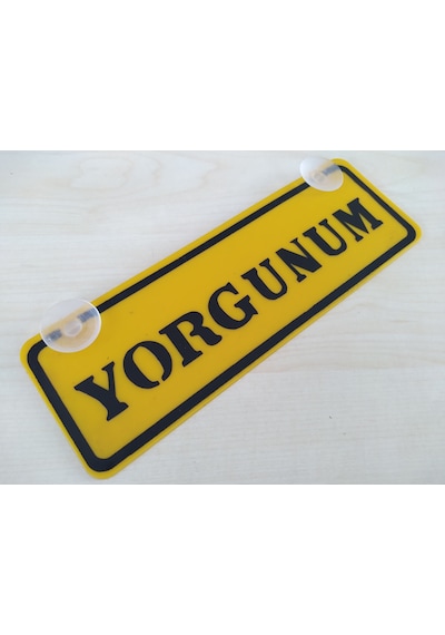 Yorgunum Yazılı Sarı Dekor Plaka 22x7,5cm Vantuzlu Pleksi Dekor Levha Sarı Plaka 1 Adet