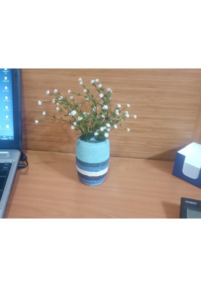 Vazoda Beyaz Yapay Çiçek Dekoratif Mavi Örgü Poliresin Vazo Dahil 7 x 7 x 16 CM