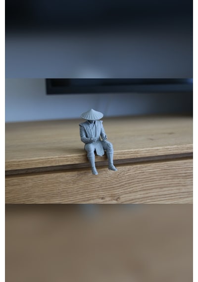Zeroxo Hasır Şapkalı Oturan Savaşçı Figürü Minyatür Biblo 4x7 Cm