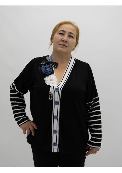 La Velina Büyük Beden Çizgili Kol Çiçek Aplik İnci Detaylı Düğmeli Kadın Ceket Siyah
