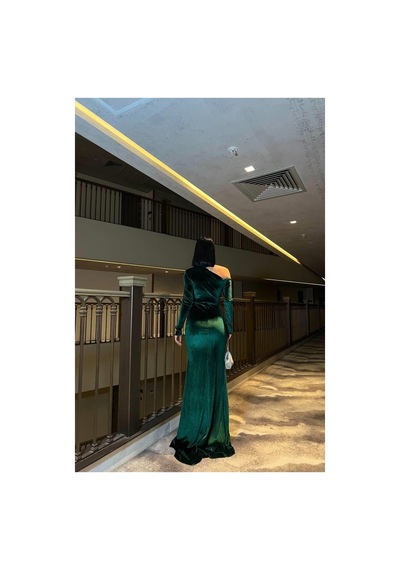 DefyModa Kadın Minimal Esnek Kadife Kumaş Tek Omuz Abiye Elbise Zümrüt