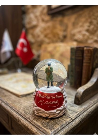 Zamanı Durduran Büyü: Atatürk Temalı Ve Popüler Figürlü 4'lü Kar Küresi Seti 001