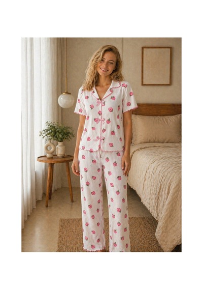 Rindahomewear Bürümcük Kumaş Fiyonklu Baby Overlok Çilek Desenli Pijama Takım Pembe Çilek Baskı