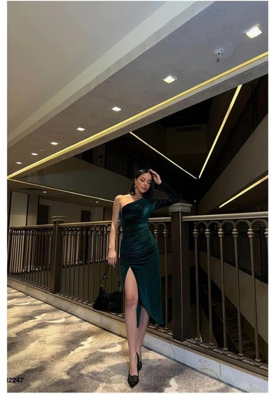 Lior Design Kadın Trend Kadife Kumaş Asimetrik Yaka Yırtmaçlı Midi Abiye Elbise Zümrüt