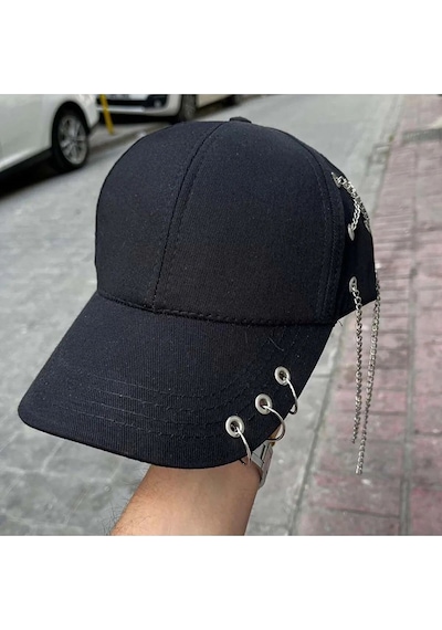 Üç Piercingli Çarpı Zincirli Siyah Şapka Çok Renkli